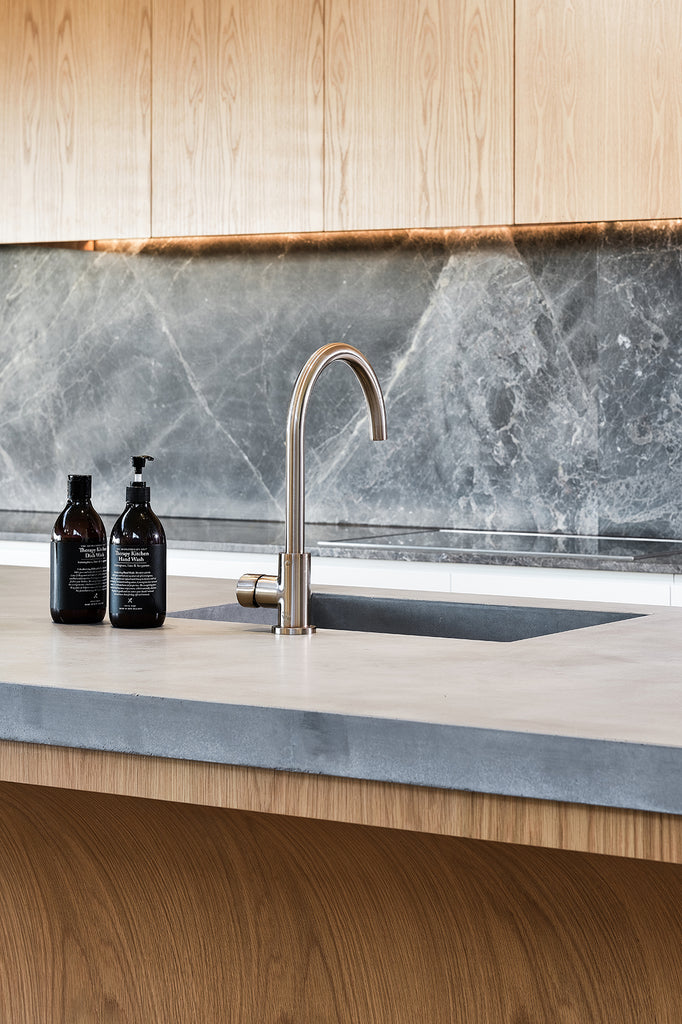 ROUND GOOSENECK KITCHEN MIXER TAP WITH PINLESS HANDLE