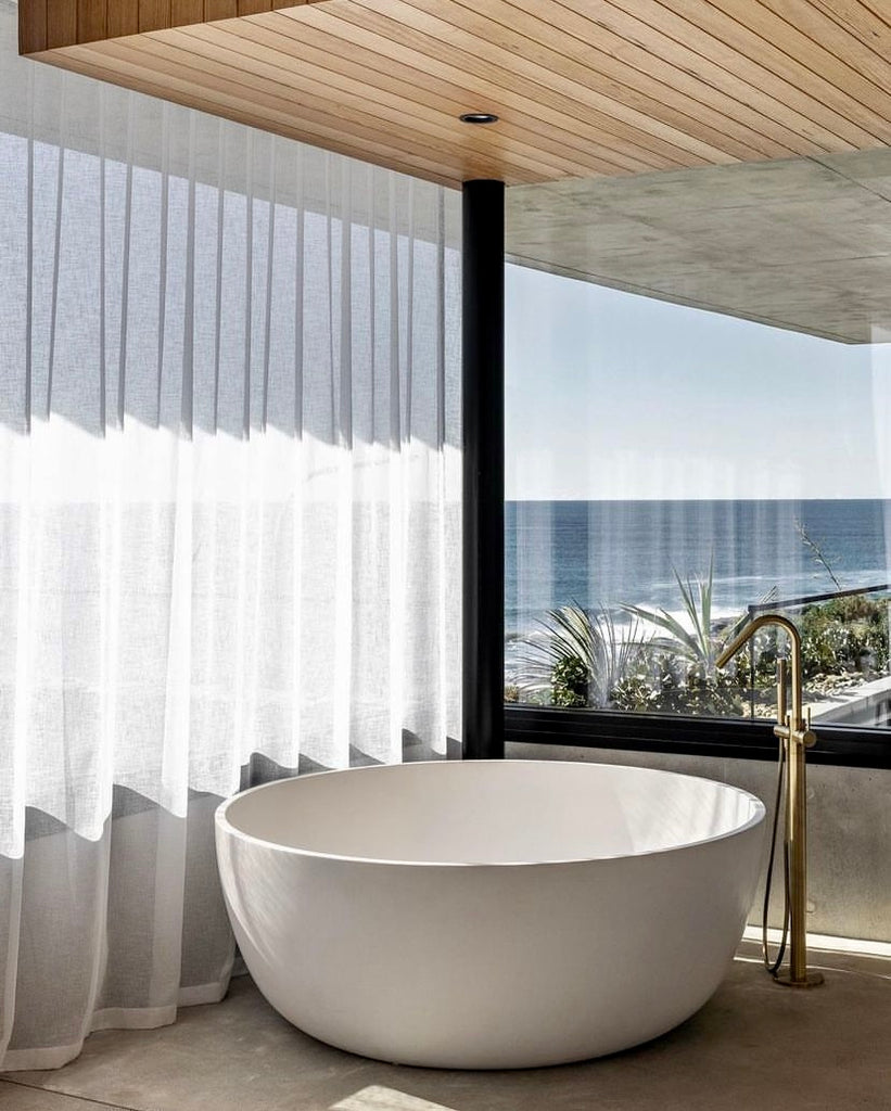 ROUND FREESTANDING BATH SPOUT AND HAND SHOWER