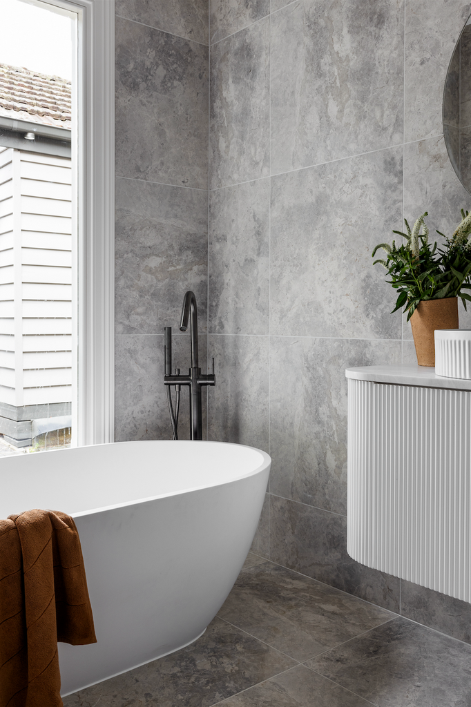 ROUND FREESTANDING BATH SPOUT AND HAND SHOWER