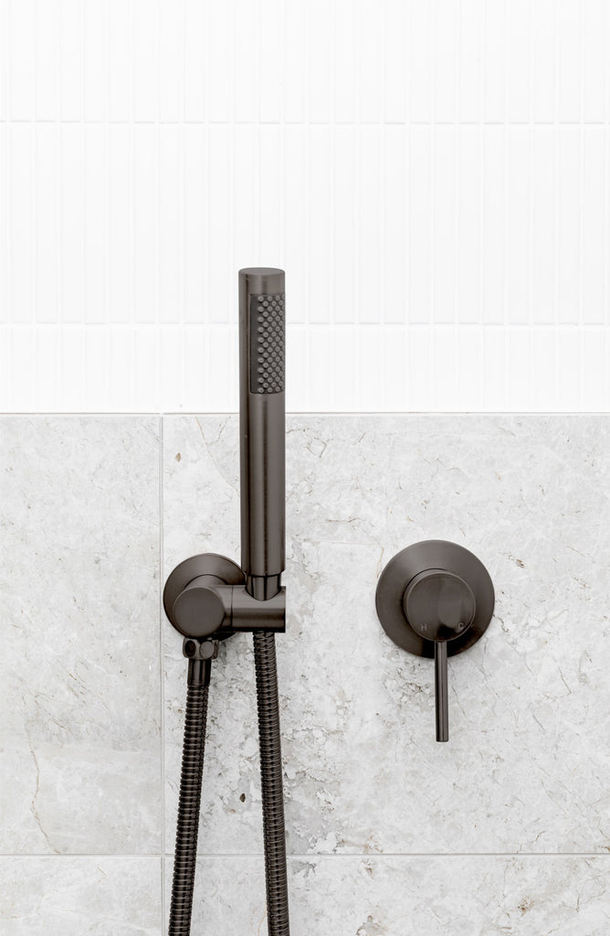 ROUND SHOWER ON SWIVEL BRACKET