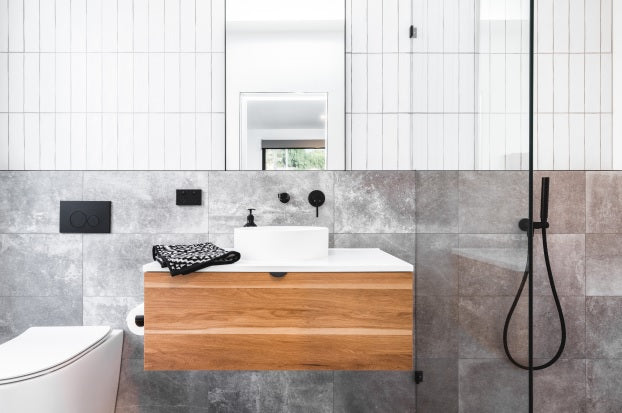 ROUND SHOWER ON SWIVEL BRACKET
