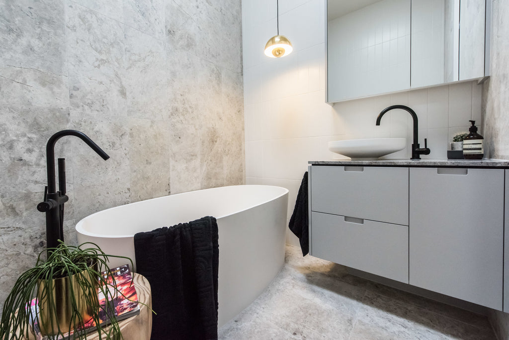 ROUND FREESTANDING BATH SPOUT AND HAND SHOWER