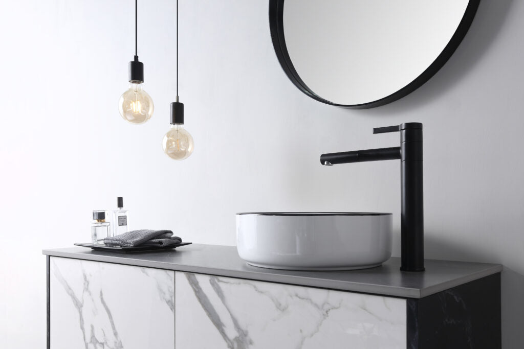 Dove Gloss White with Black Edge