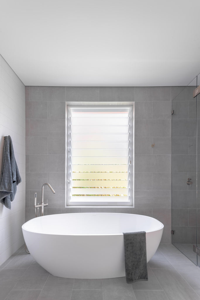 ROUND FREESTANDING BATH SPOUT AND HAND SHOWER