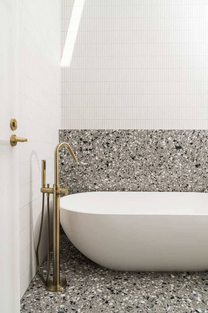 ROUND FREESTANDING BATH SPOUT AND HAND SHOWER