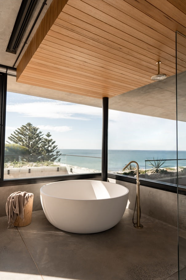 ROUND FREESTANDING BATH SPOUT AND HAND SHOWER