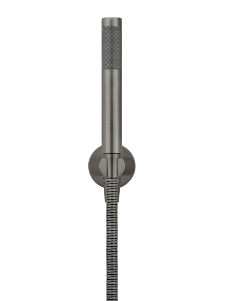 ROUND HAND SHOWER ON FIXED BRACKET