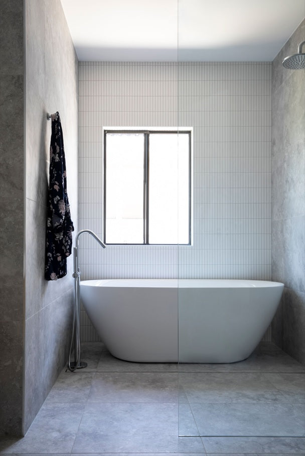ROUND FREESTANDING BATH SPOUT AND HAND SHOWER