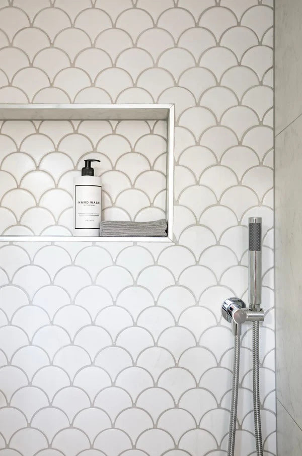 ROUND HAND SHOWER ON SWIVEL BRACKET