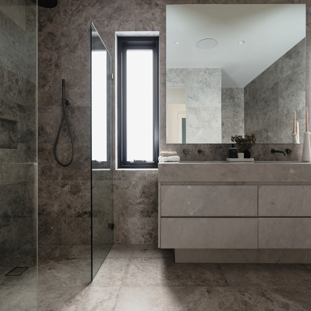 SLIM SHOWER ON BRACKET CHROME (NR307CH) GUN METAL GREY