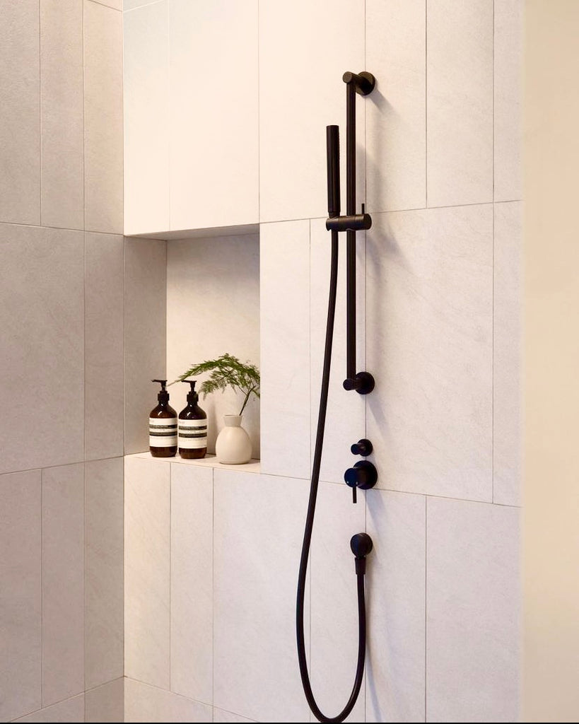ROUND HAND SHOWER ON RAIL COLUMN