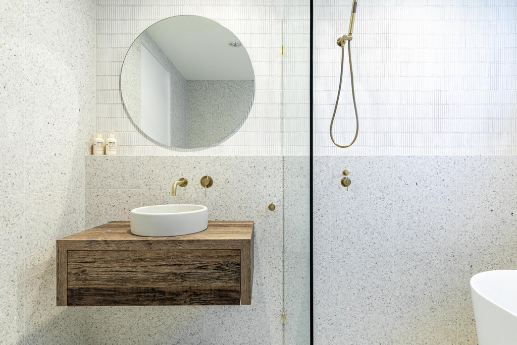 ROUND SHOWER ON SWIVEL BRACKET